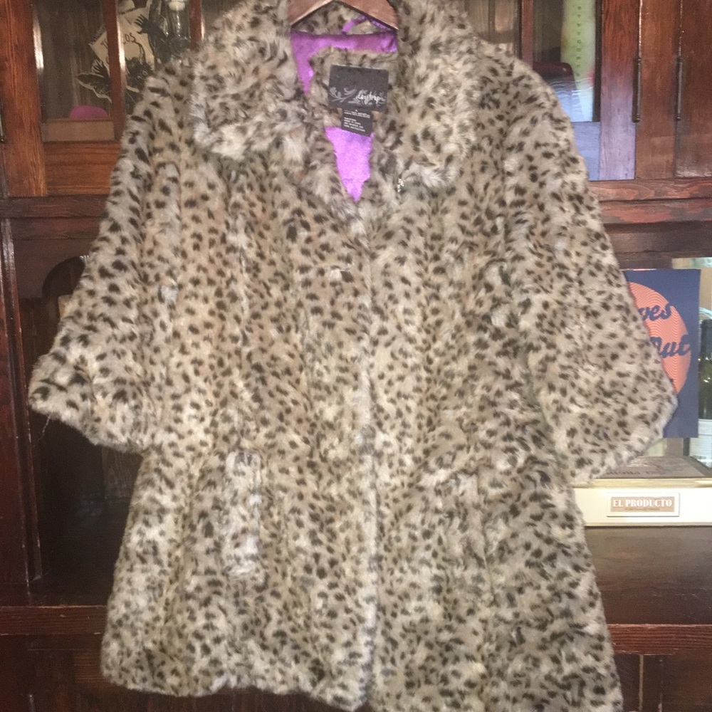 Fun Leopard Print faux-fur coat!